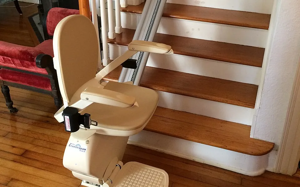Monte-escalier droit installé le long d’un escalier en bois, dans une maison