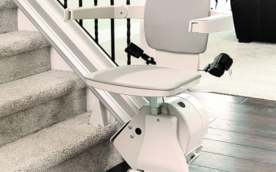 Siège de monte-escalier droit en bas d’un escalier intérieur