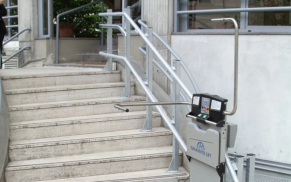 Plateforme élévatrice pour fauteuil roulant le long d’un escalier extérieur